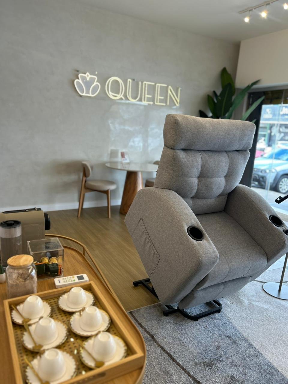 Espaço de atendimento do showroom Queen Poltronas
