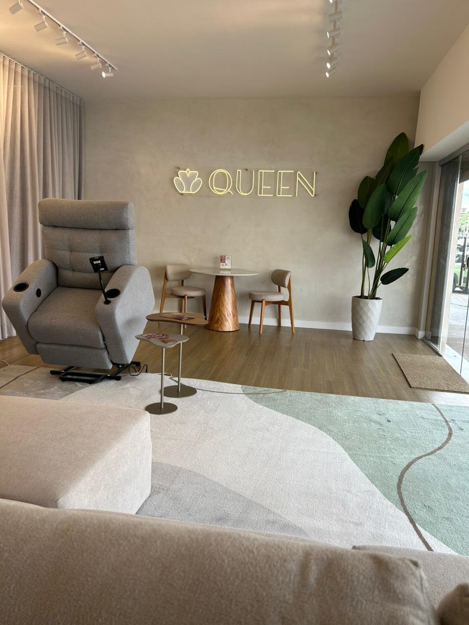 Estofado em tecido no showroom Queen Poltronas