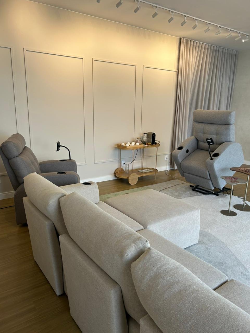 Ambiente aconchegante do showroom Queen Poltronas